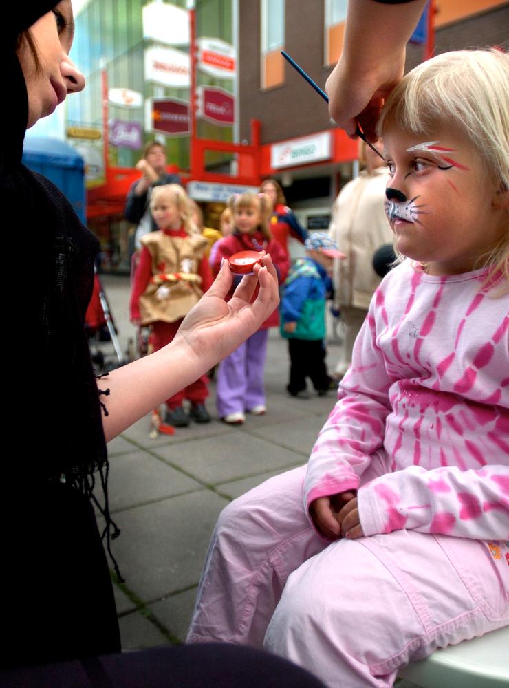 2004. Trolldagar i Trollhättan. Elin Eriksson, 4 år, blir ansiktsmålad.
