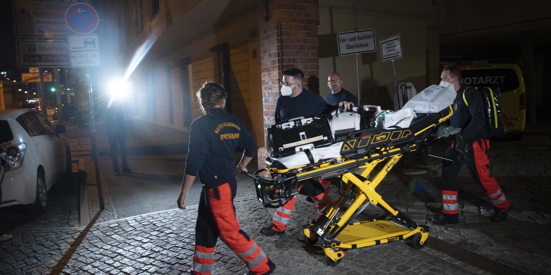 Ambulanspersonal utanför vårdhemmet i Potsdam på onsdagskvällen.