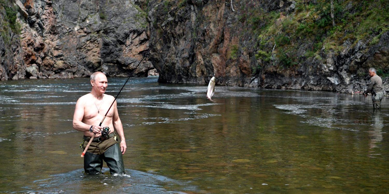 Rysslands president Vladimir Putin poserar under en fiskeresa i Sibirien 2017. Arkivbild.