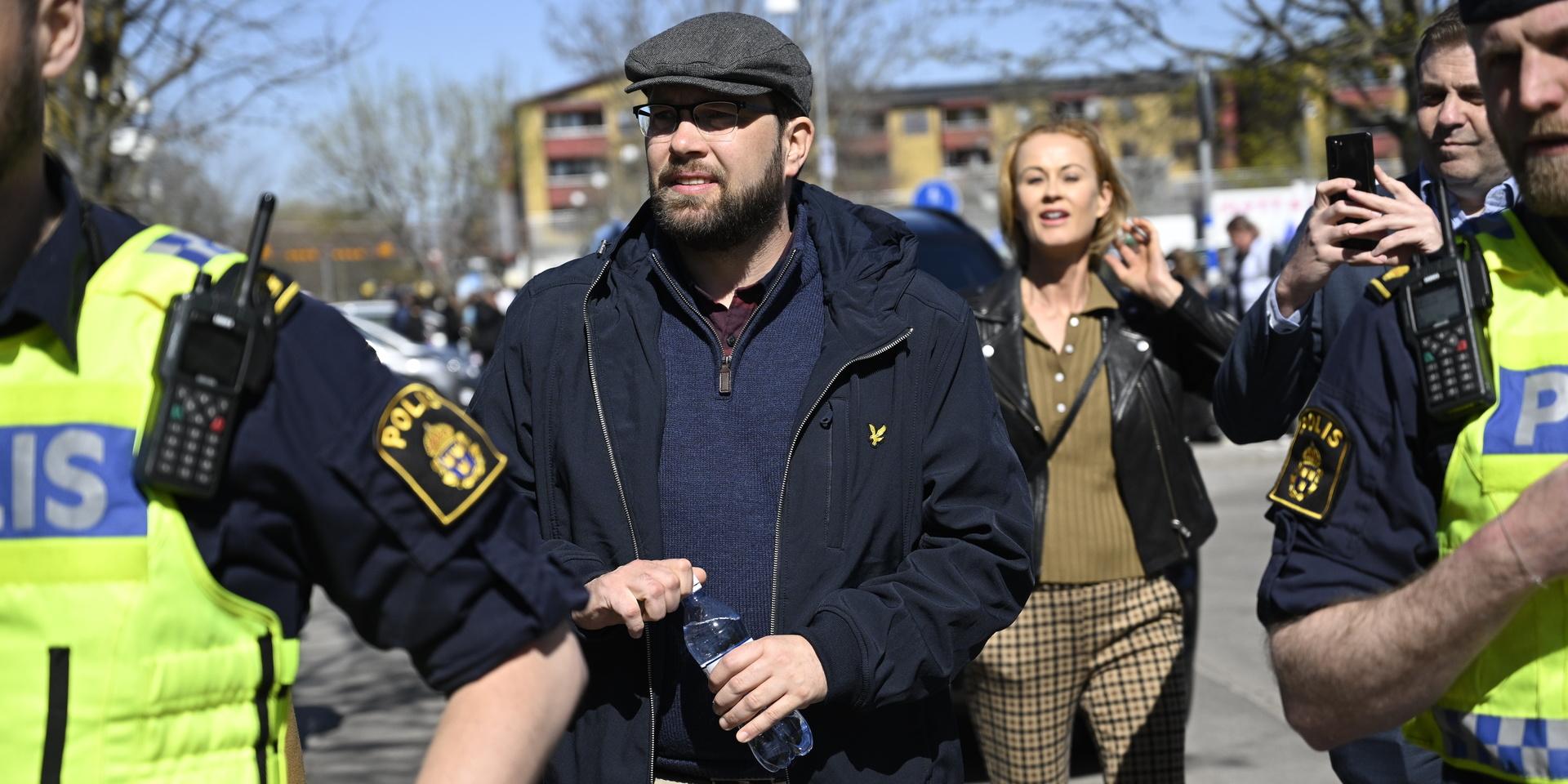 Åkesson följdes av ett stort polisuppbåd, såväl uniformerade poliser som civila.