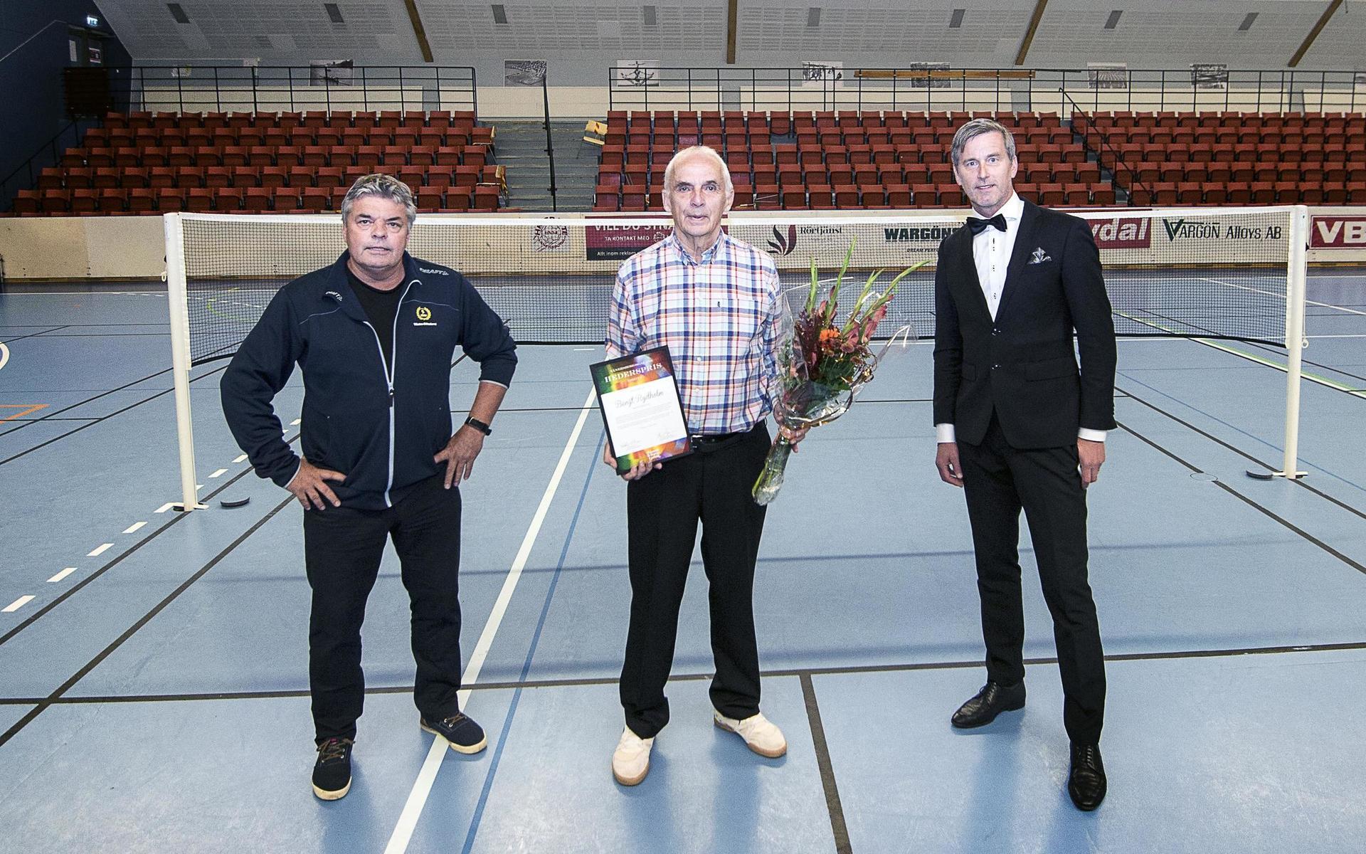 Bengt Rydholm tilldelas Vänersborgsgalans Hederspris 2020: Idrott. Här flankeras han av Lasse Halma, RF Sisu Idrottsutbildarna, och Vänersborgsgalans Erik Torstensson.
