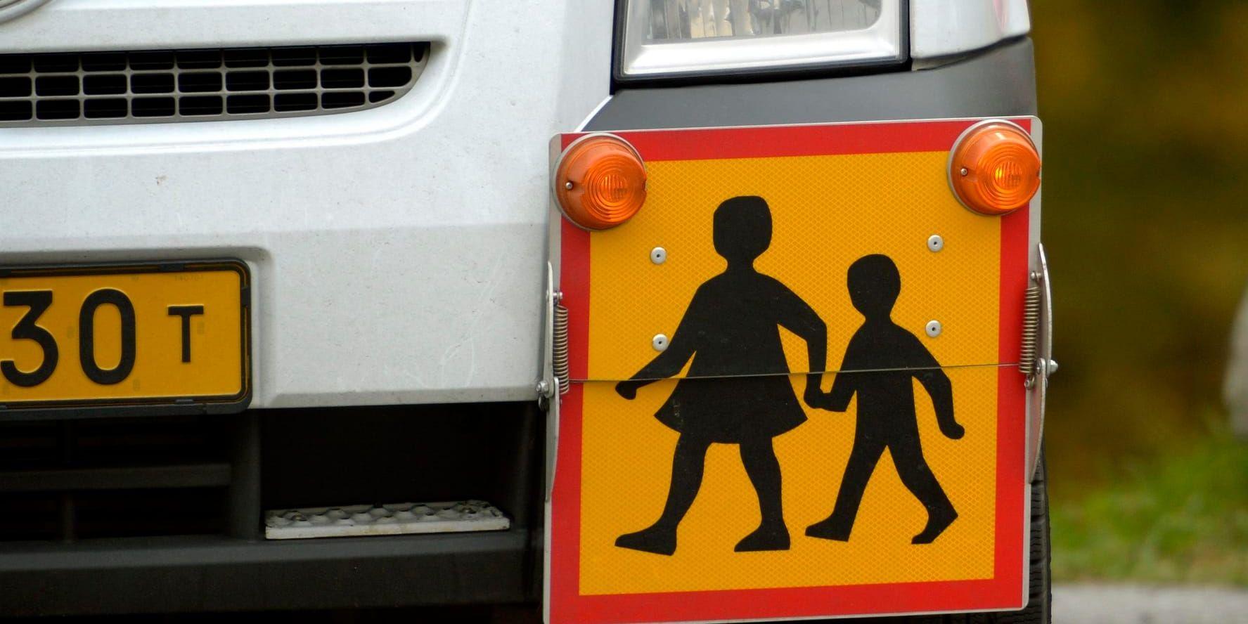 En skolbuss utan chaufför börjare rulla med skolbarn ombord. Arkivbild.