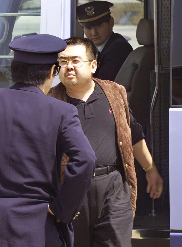 En person som uppges vara Kim Jong Nam fotograferad på Beijing's Capital Airport den 4 maj 2001. Han kom till Peking efter att ha deporterats från Japan. FOTO: TT