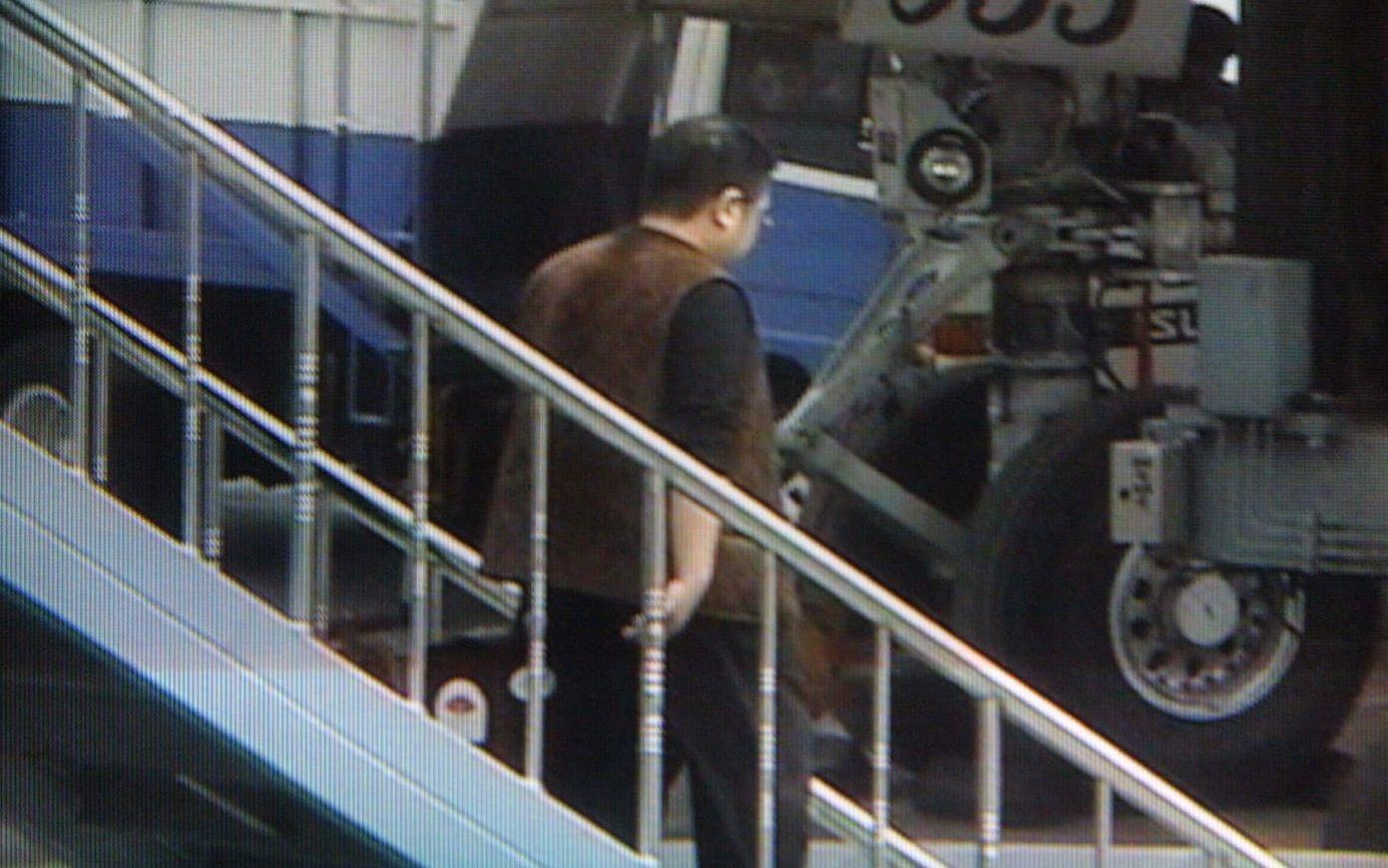En person som uppges vara Kim Jong Nam fotograferad på Beijing's Capital Airport den 4 maj 2001. Han kom till Peking efter att ha deporterats från Japan. FOTO: TT