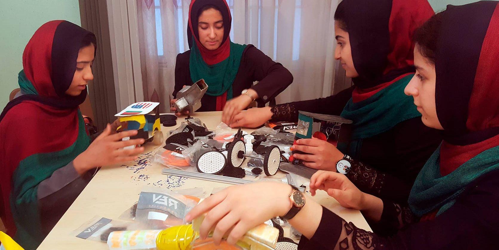 De kvinnliga afghanska robotkonstruktörerna tränar sina färdigheter i Herat i Afghanistan.