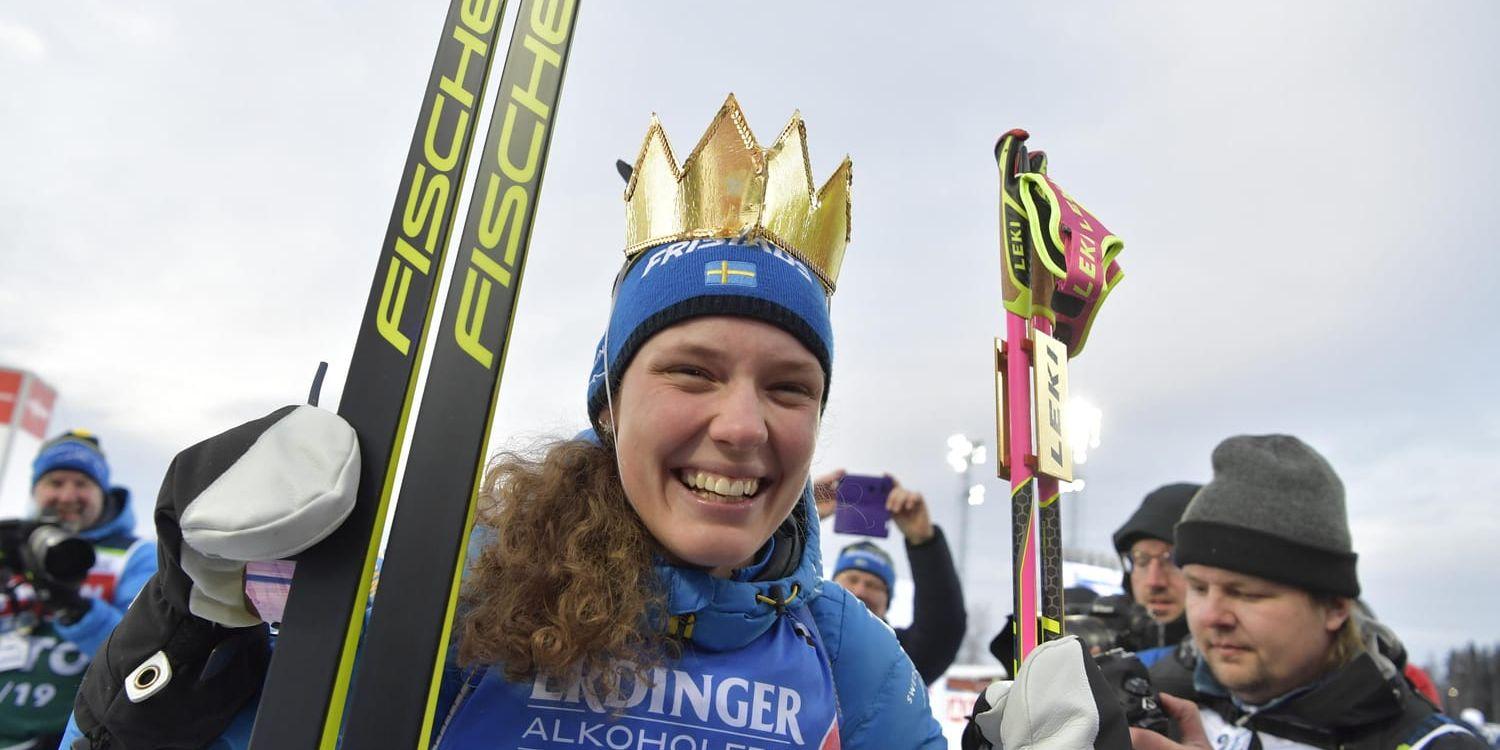 Hanna Öberg med guldkrona efter att ha vunnit VM-guld på damernas 15 kilometer vid skidskytte-VM i Östersund.