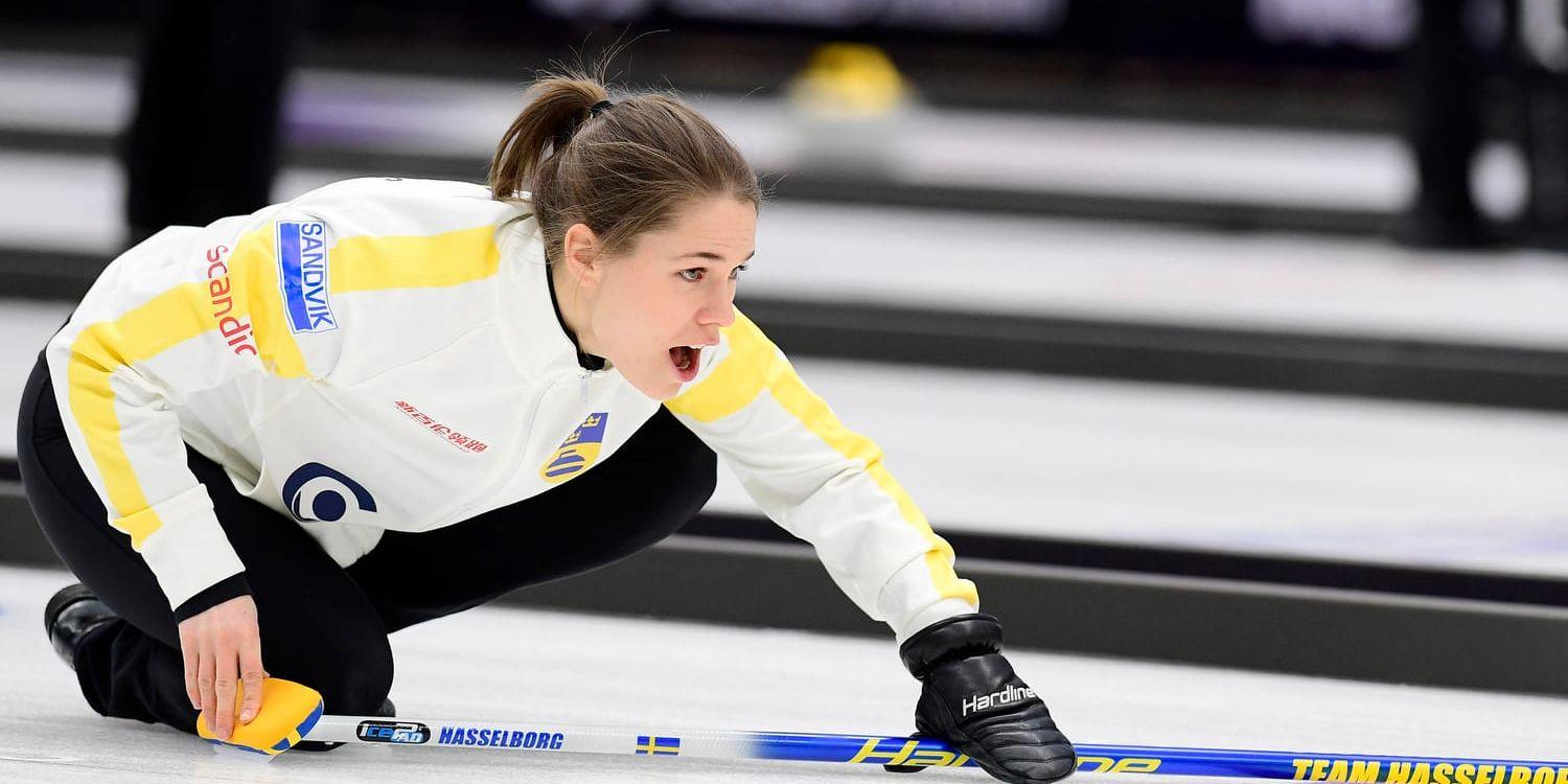 Skippern Anna Hasselborg ordnade Sveriges 8–7-seger mot Skottland i curling-VM med en tvåpoängare i den sista omgången. Sverige har nu åtta raka vinster och stormar mot semifinal. Arkivbild.
