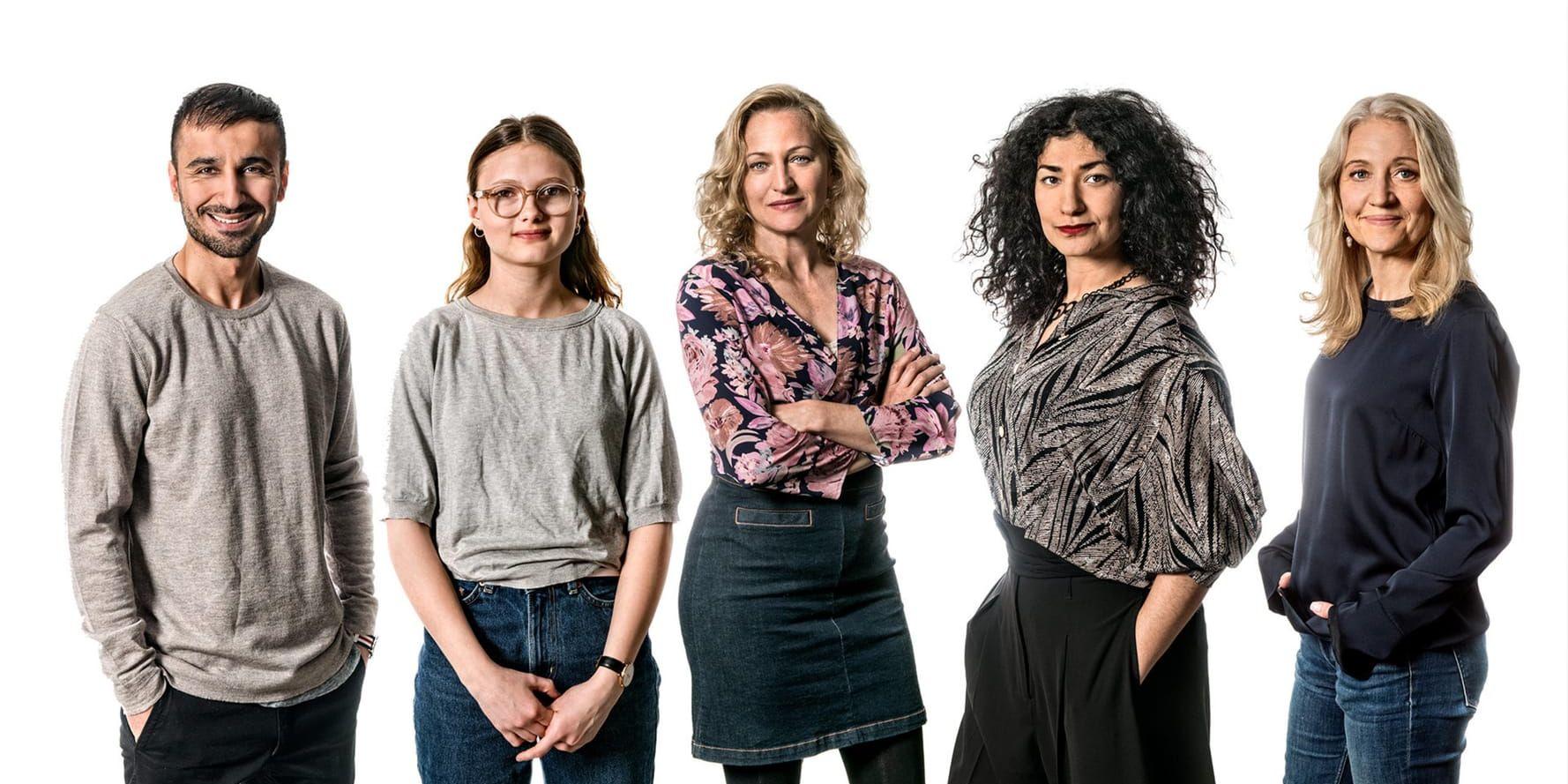 Peshang Rad, Nova Waldfogel, Maria Sundbom, Bahareh Razekh Ahmadi och Klara Zimmergren i kommande SVT-serien "Dejta". Pressbild.
