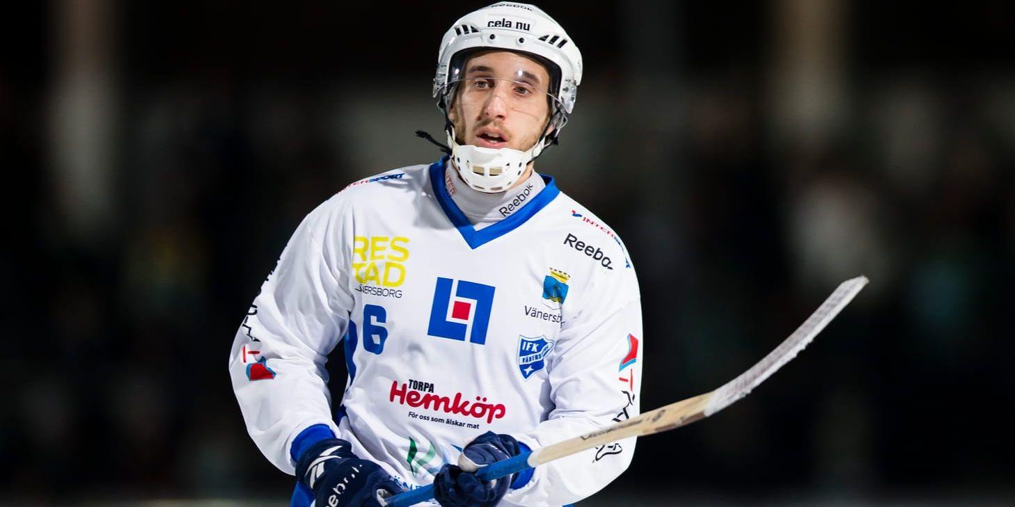 Richard Kamperin Wallin har fått känna av den hårda konkurrensen just nu i IFK Vänersborg, men till lördagens match mot Sirius är han tillbaka som libero igen.
