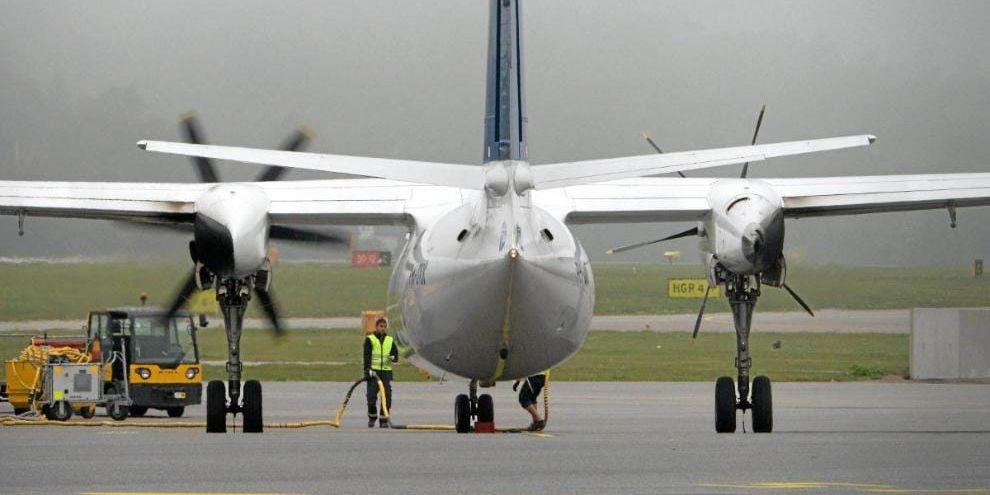 MP och V kräver en stängning av Bromma flygplats, det skulle hota 24 000 jobb, enligt artikelförfattarna.