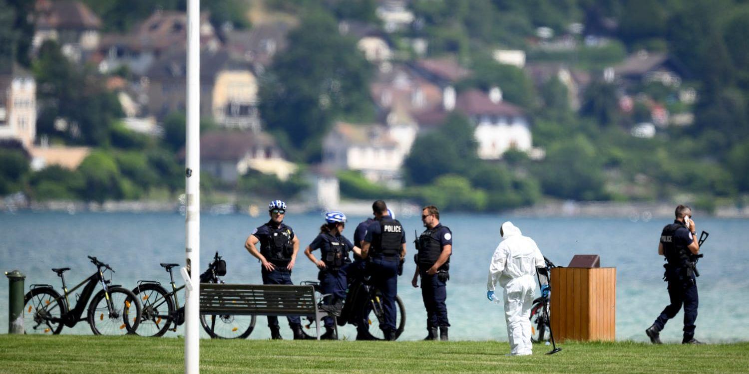 Polisen på plats i parkområdet vid sjön efter attacken i torsdags. Arkivbild.