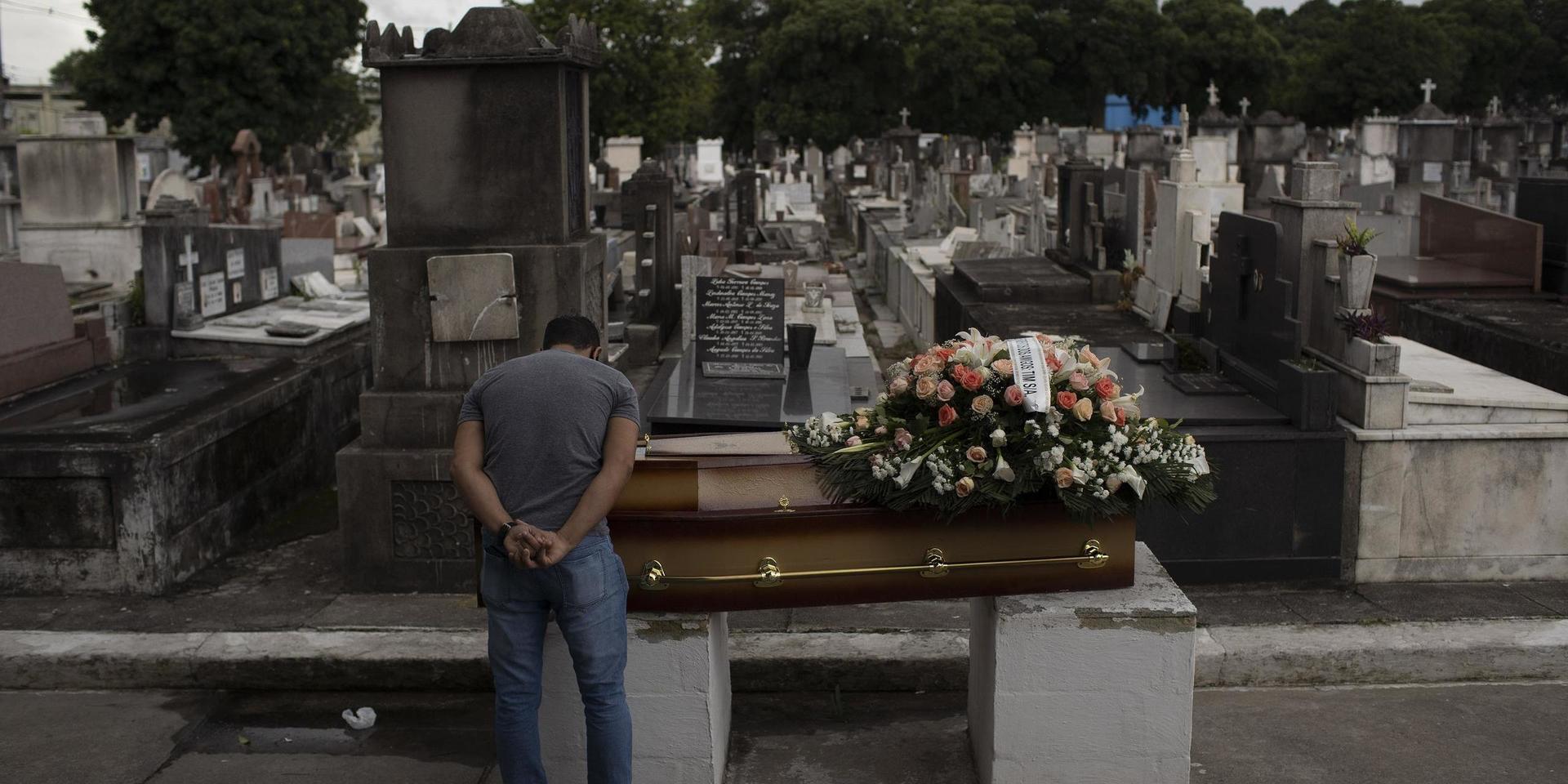 En man sörjer en släkting som gått bort efter att ha insjuknat i covid-19 i Rio de Janeiro i Brasilien. Bild från 13 april.