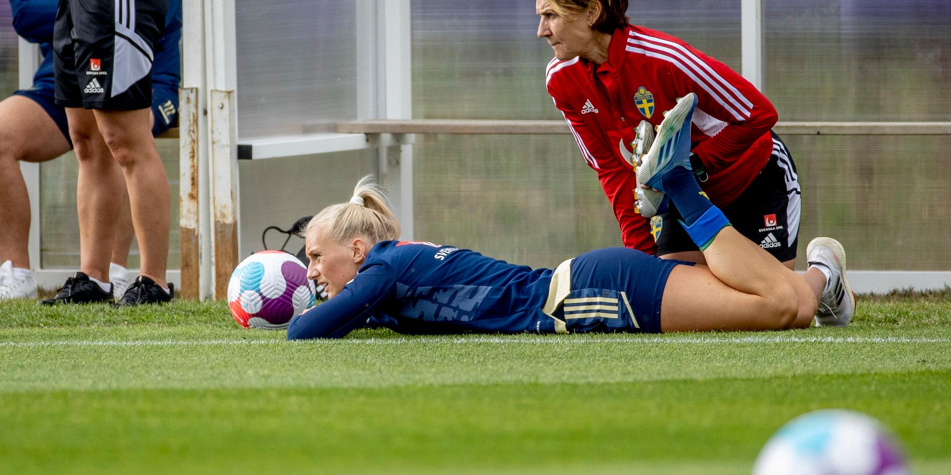 Stina Blackstenius får behandling av landslagets fysioterapeut Annica Näsmark i samband med söndagens träning på EM-basen Carden Park.