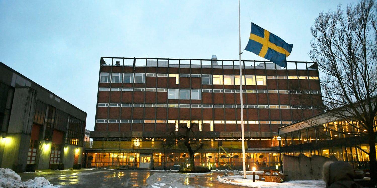 Flaggan vajar på halv stång vid Enskede gårds gymnasium där en 17-årig elev knivhöggs till döds på onsdagen.