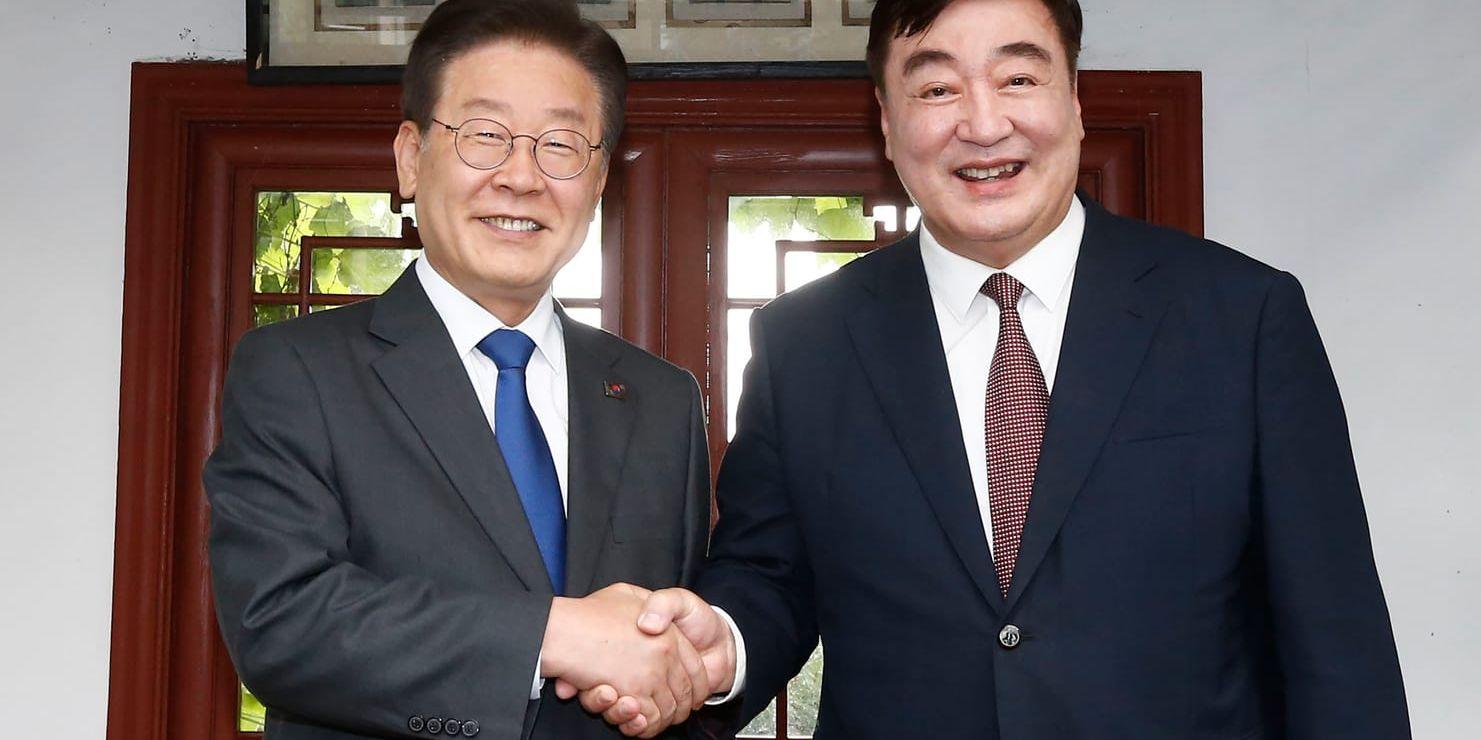 Före bråket: bild från i torsdags, då Kinas Sydkorea-ambassadör Xing Haiming, till höger, åt middag med den sydkoreanske oppositionsledaren Lee Jae-Myung.