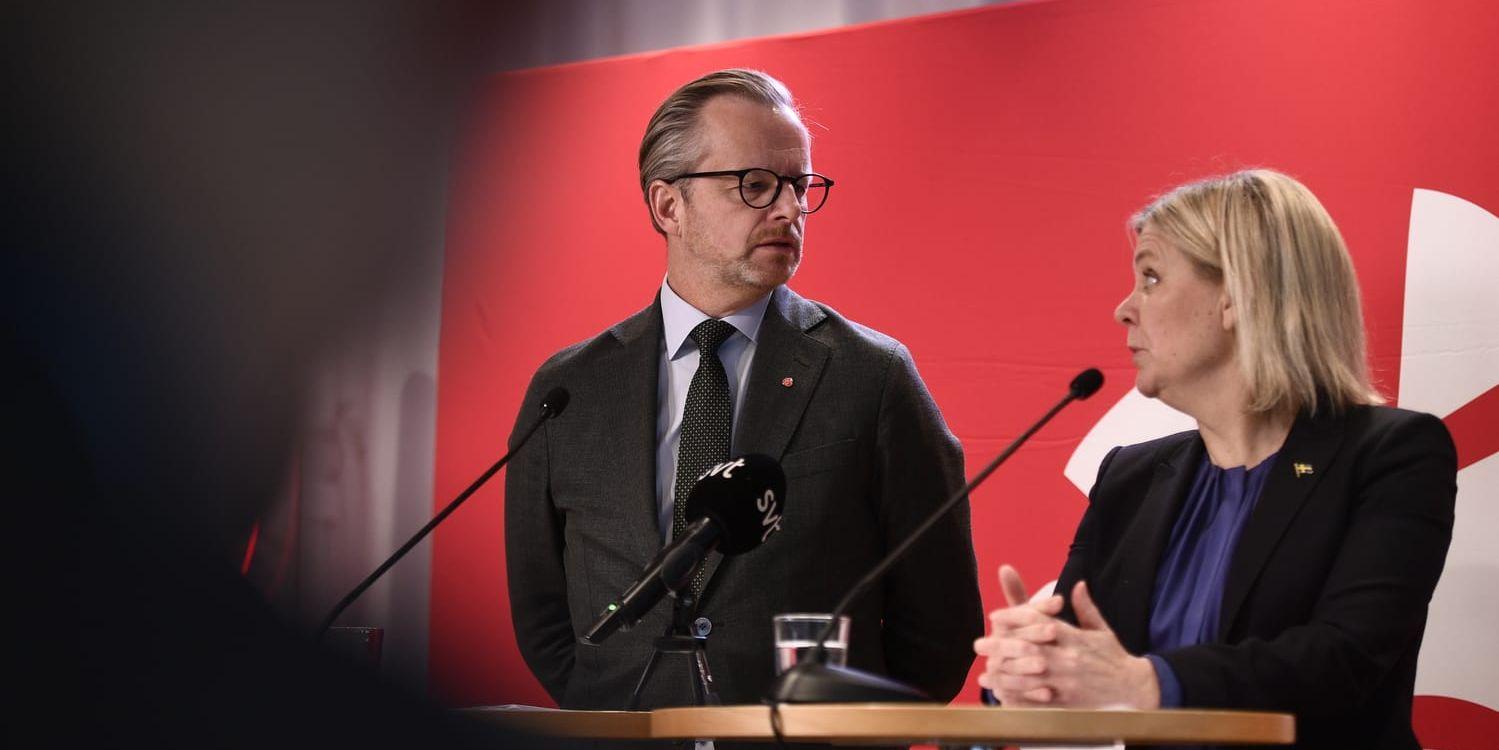 Mikael Damberg och Magdalena Andersson under en pressträff där de presenterade delar av S skuggbudget.