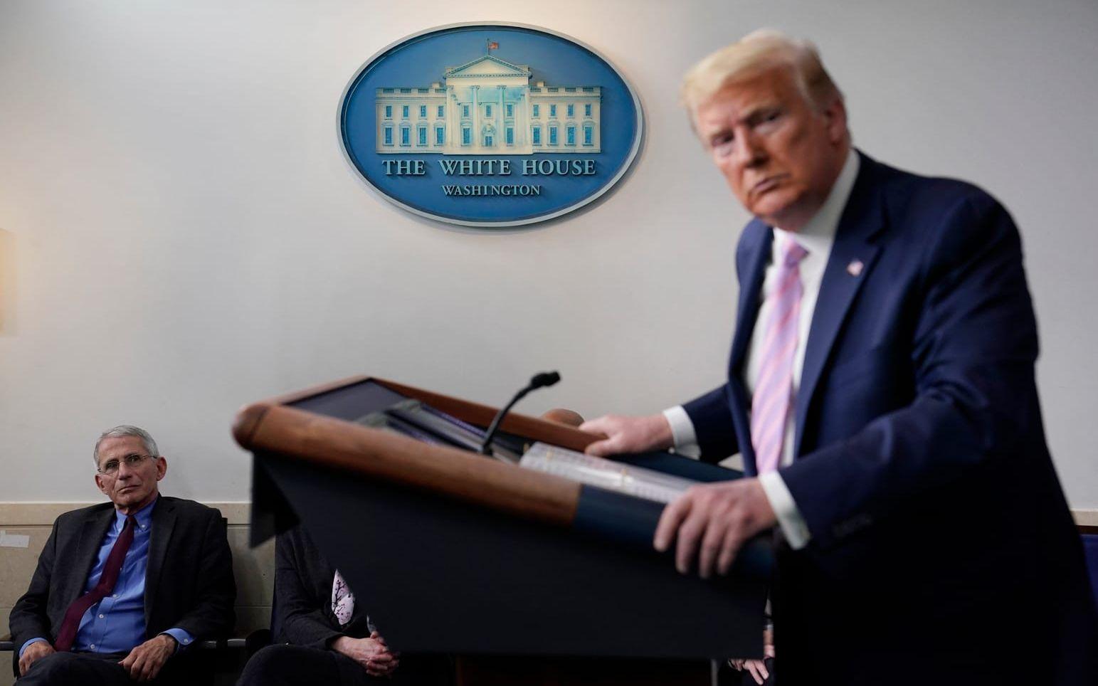 Smittskyddsexperten Anthony Fauci i fokus – i bakgrunden av president Donald Trump.