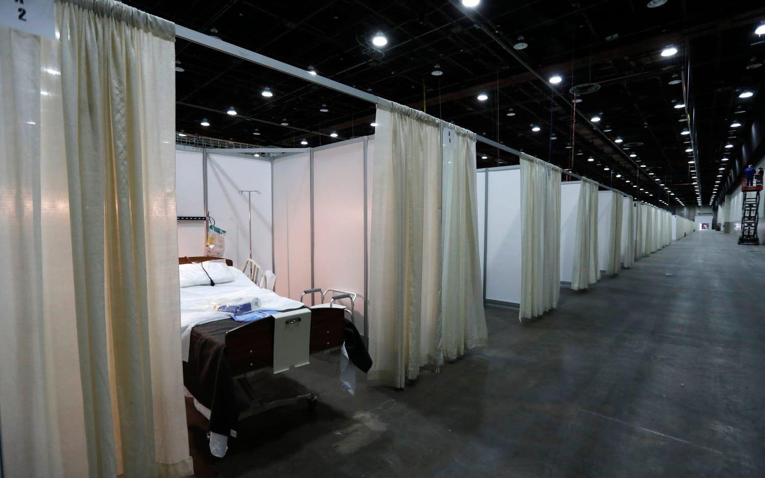 Vårdplatser på rad i ett fältsjukhus i Detroit. Bilden är tagen den 6 april.