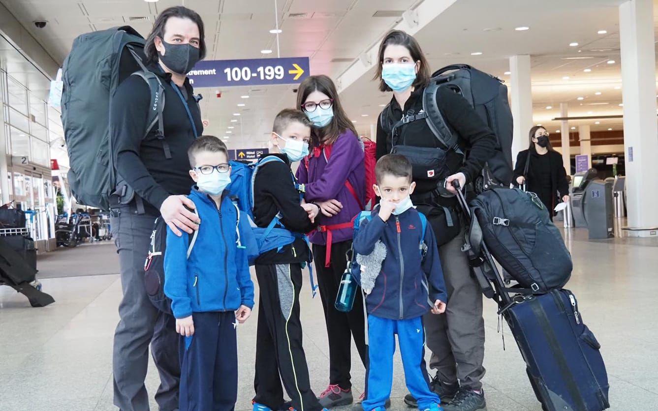 Här är familjen på flygplatsen på väg ut att ge sig ut på sin resa. 