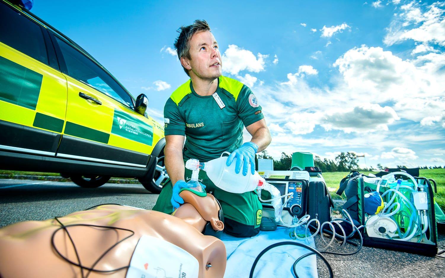Ambulanssjuksköterskan Per-Anders Persson ska hålla i utbildningen för räddningstjänsten. Han tycker att det är bra med fler händer på plats och att deltidsbrandmännen är de som gillar idén mest. Bild: Stefan Bennhage