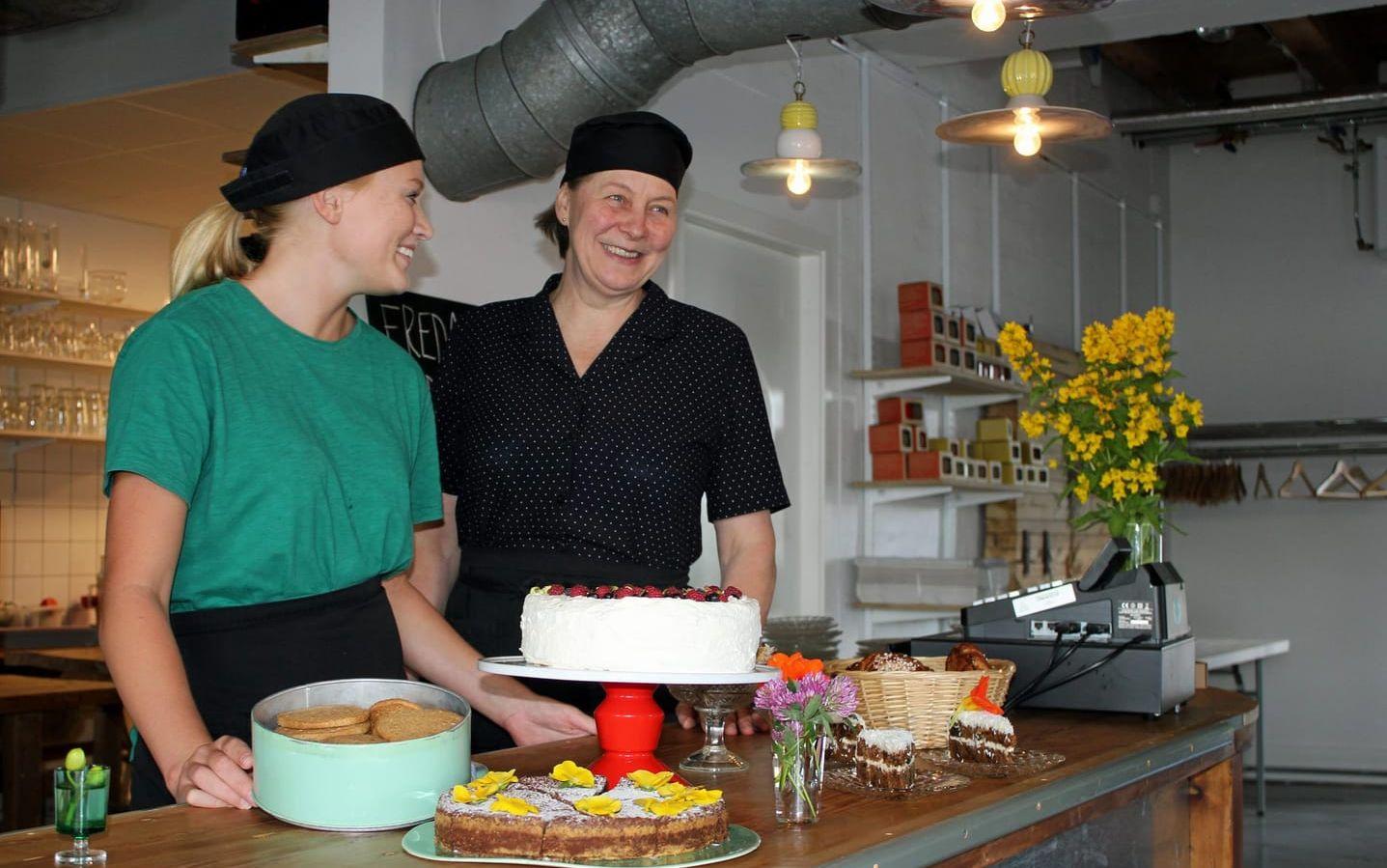 Sigrid Lagerroth, som sommarjobbar i cafét, och Kerstin Söderlund.