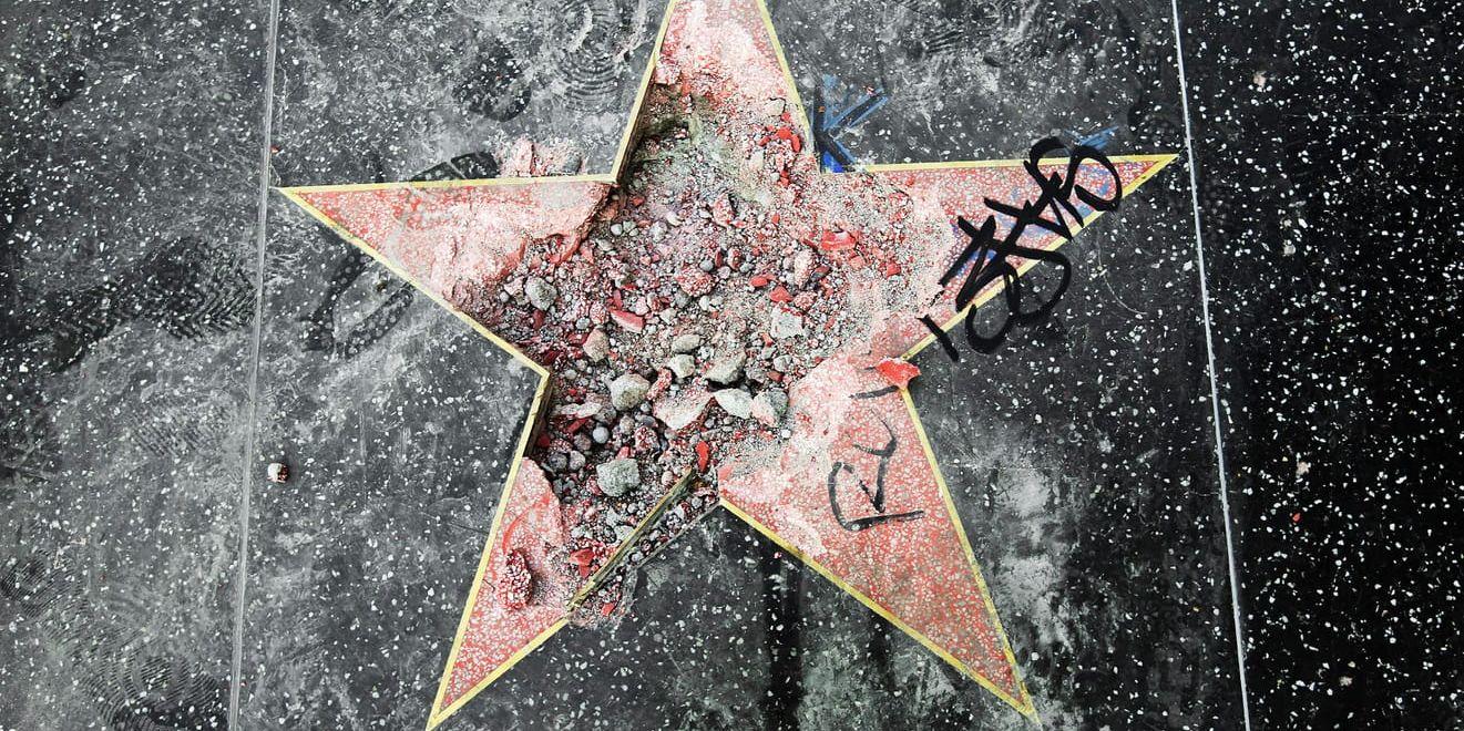 Den 25 juli i år hackade någon sönder Donald Trumps stjärna på Hollywood walk of fame. Arkivbild.