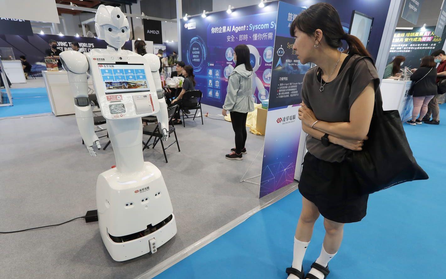 En robot som använder AI-teknik arbetar som guide på en utställning i Taipei. 