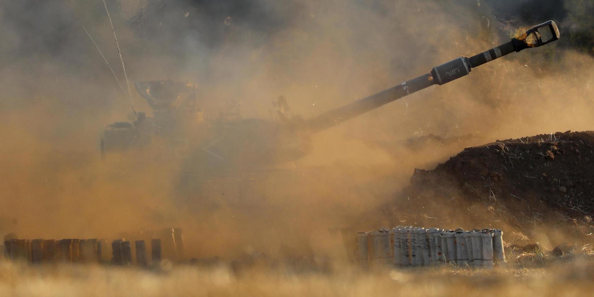 En israelisk artilleripjäs vid Gazaremsan på torsdagen.