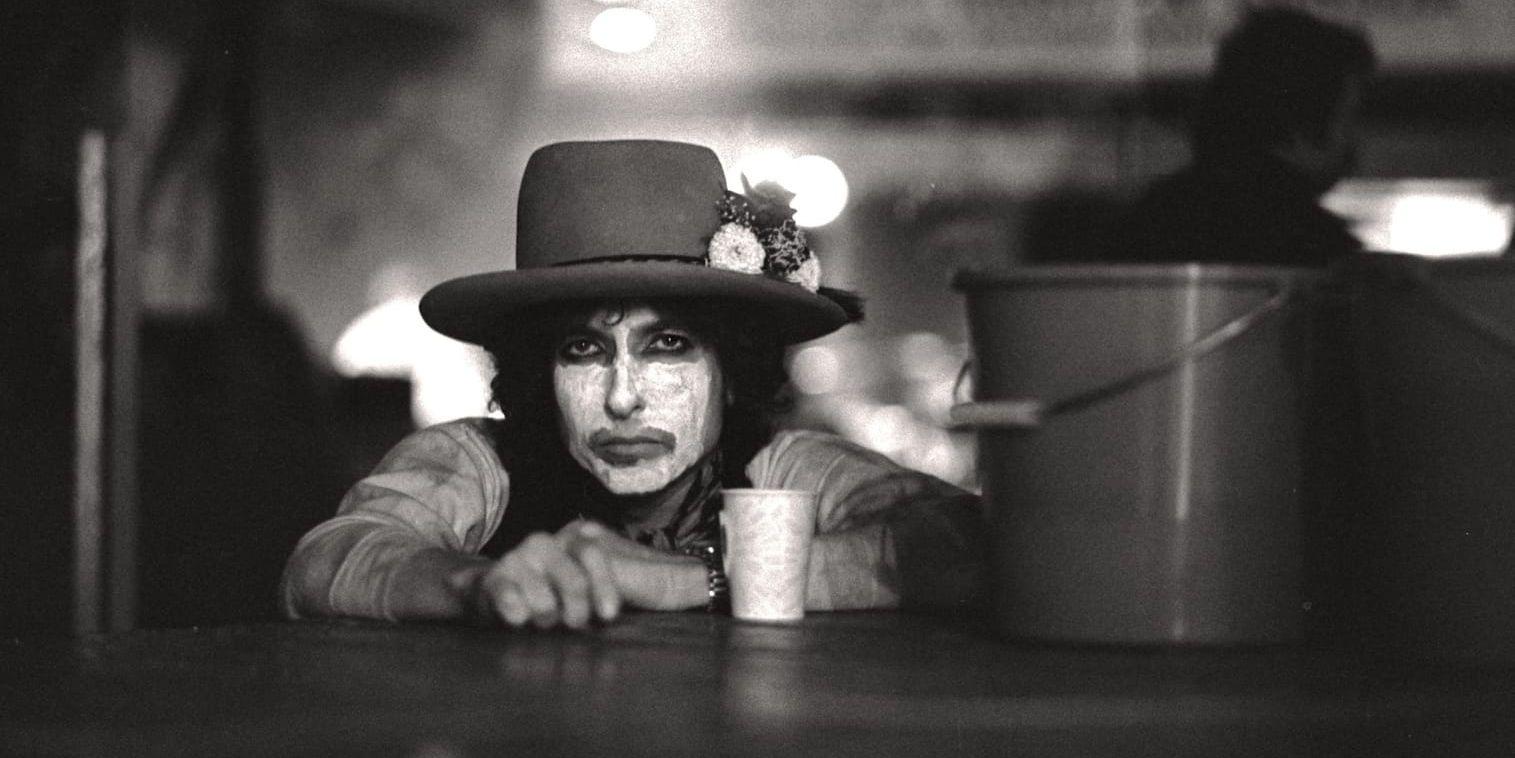 Dylans look under "Rolling thunder revue", vitsminkad och med blomsterprydd hatt, har blivit klassisk.