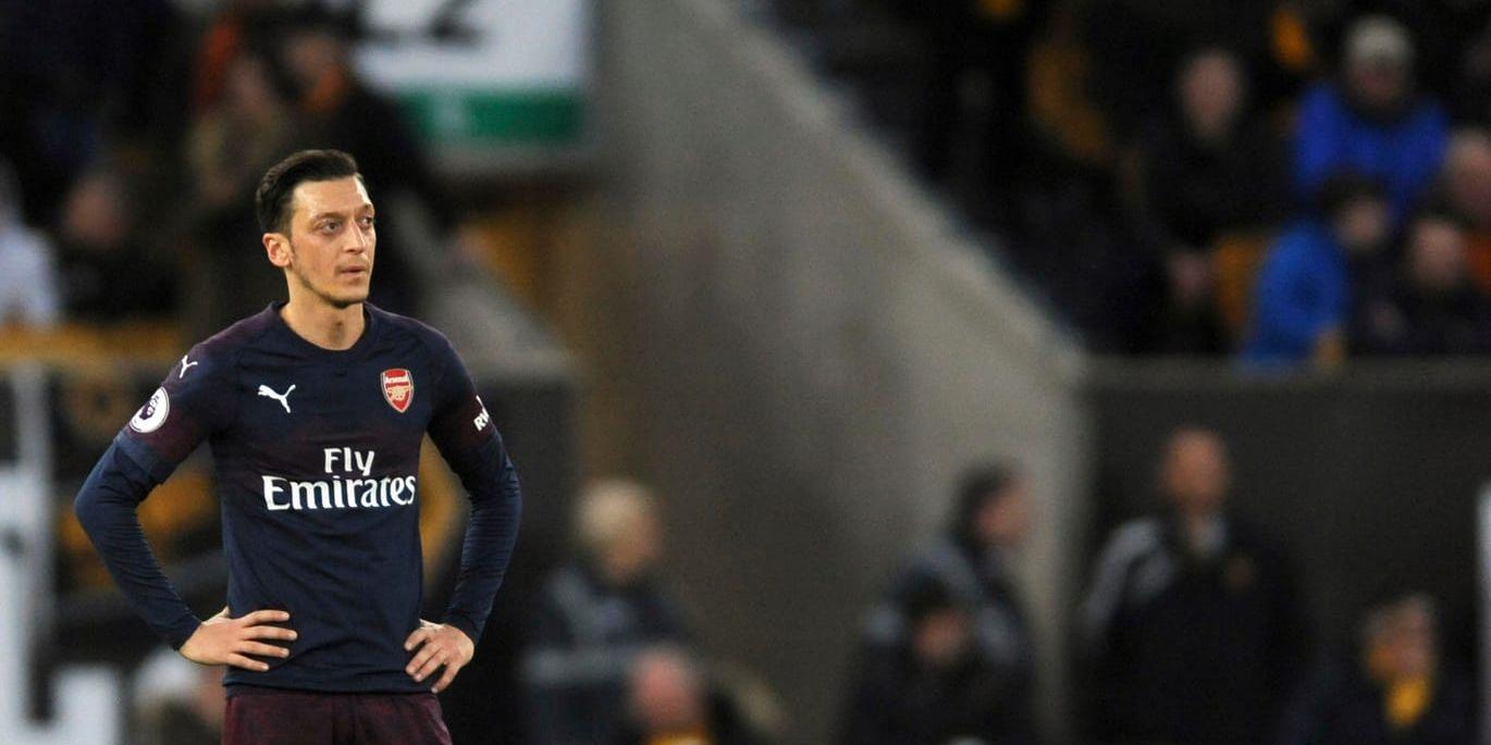 Arsenals tyske stjärna Mesut Özil deppar efter Wolverhamptons 2–0-mål på Molineux stadium.