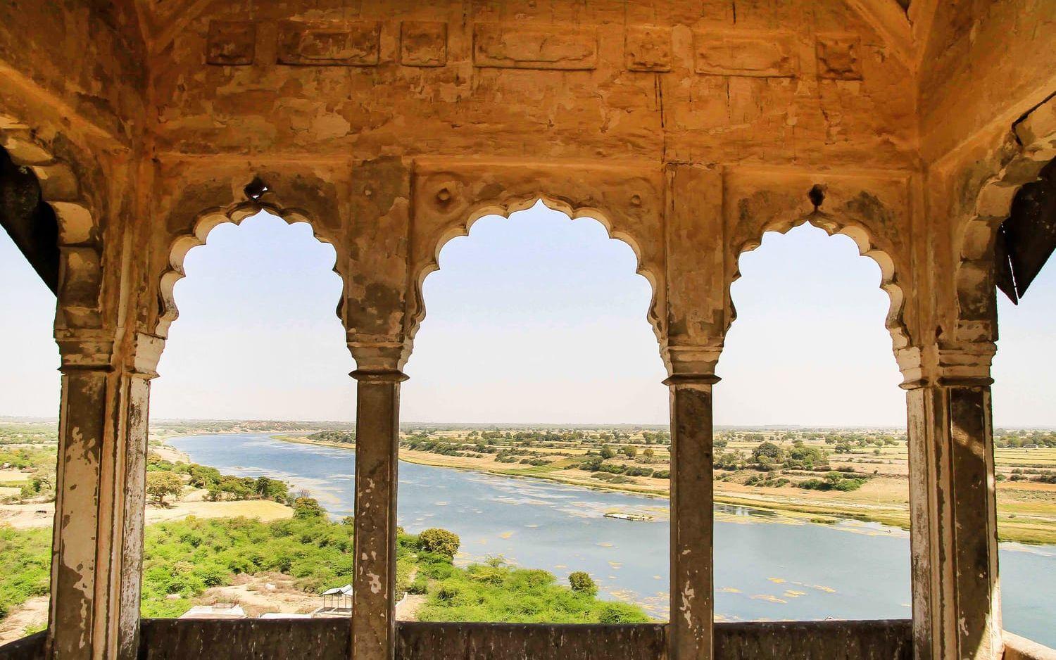Från fortet syns bland annat floden Parvati. 