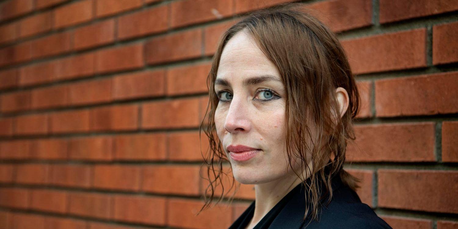 Jenny Wilson släpper albumet "Trauma", sitt första album på svenska, som handlar om en våldtäkt hon utsattes för. "Genom att jag skriver om det här återtar jag den makt jag förlorade den natten", säger hon.