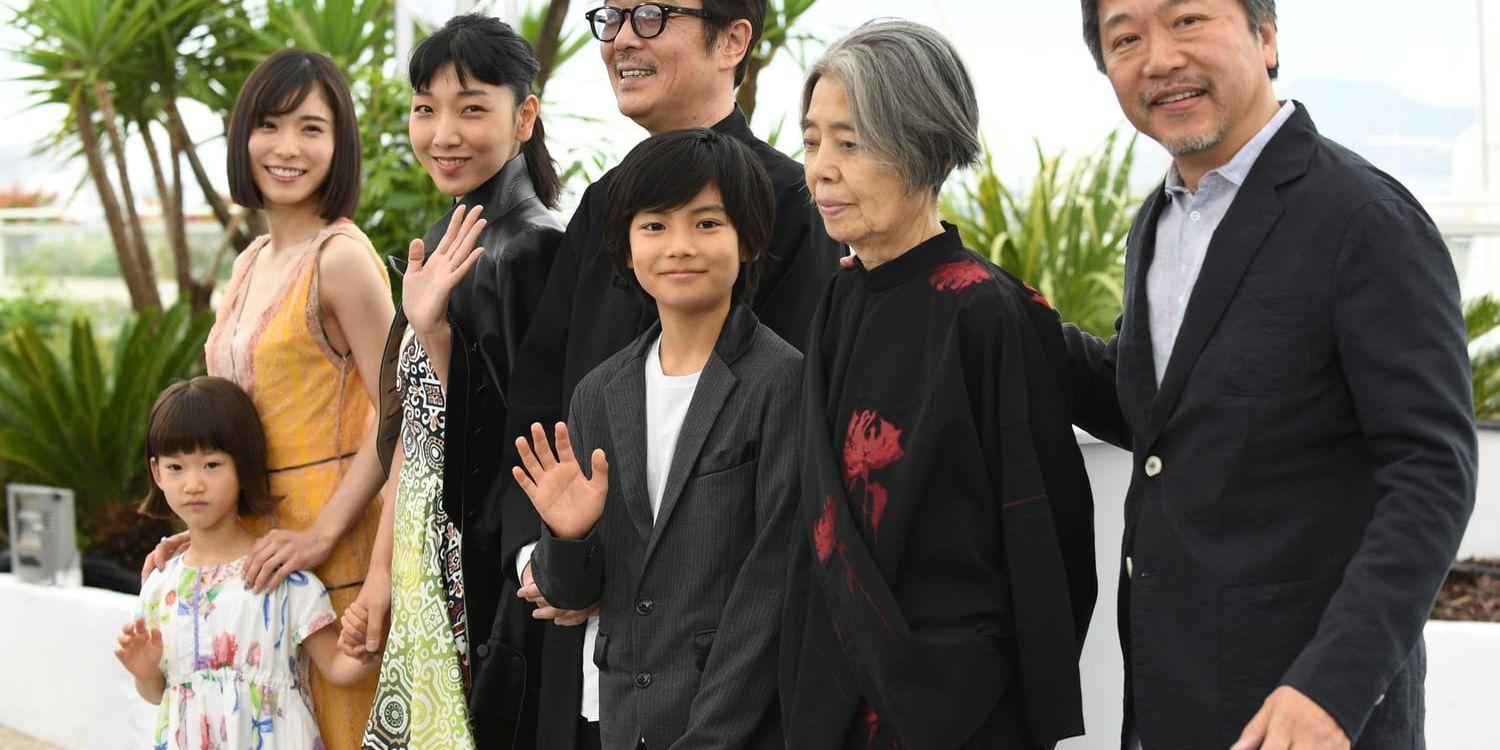 Regissören Hirokazu Kore-eda längst till höger tillsammans med skådespelarna i "Shoplifters", som tävlade i Cannes i våras – och vann. Arkvibild.