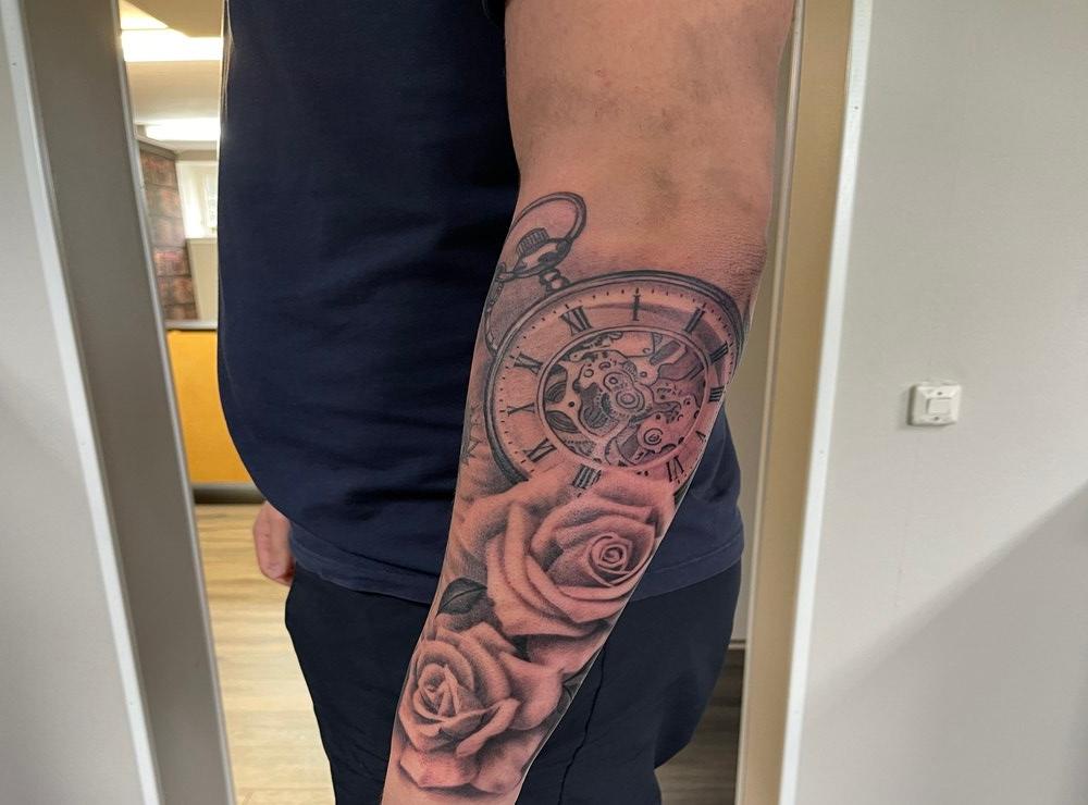 Även Johannes Carlos har en tatuering på vänsterarmen med många detaljer...