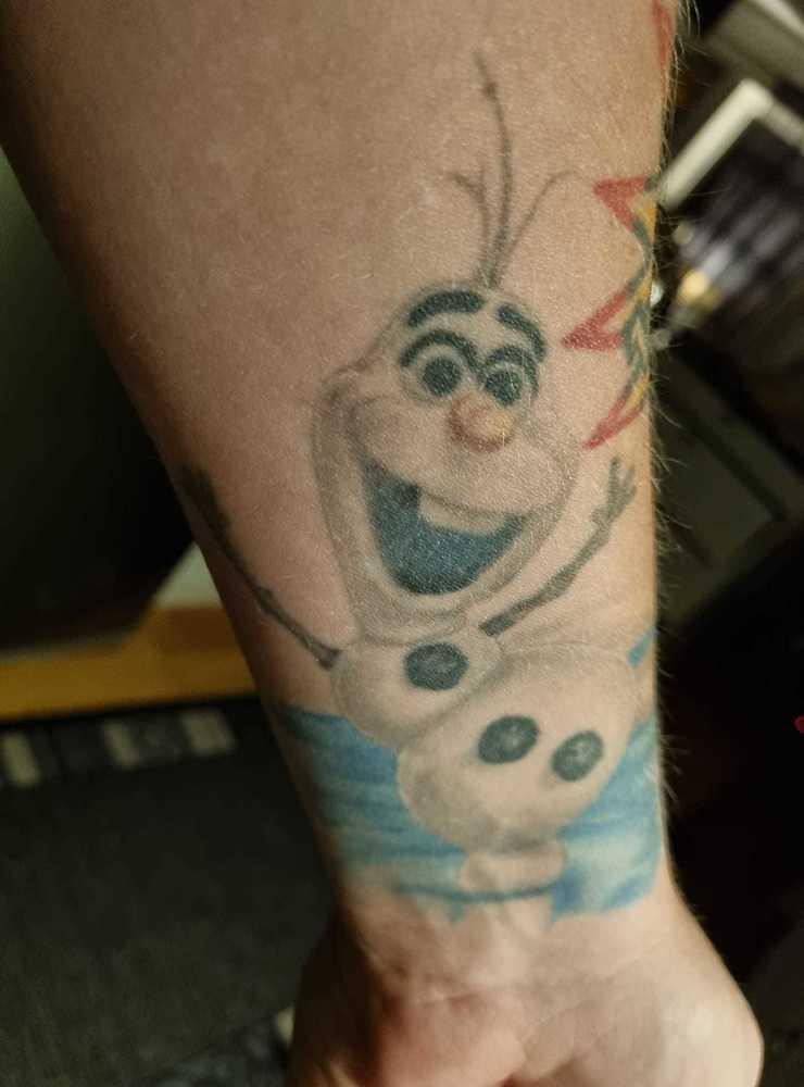 Niklas Bisset Bismann har bidragit med två tatueringar. En på Olaf i Frost...