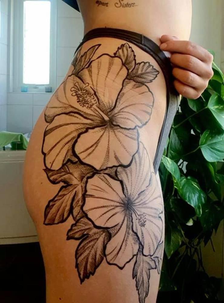 Lotta Skaresund har tatuerat in en Hibiskus. ”Är det en blomma jag fastnat för sen många år tillbaka så är det Hibiskus 🌺 så då fick det bli en tatuering av den!” skriver hon.