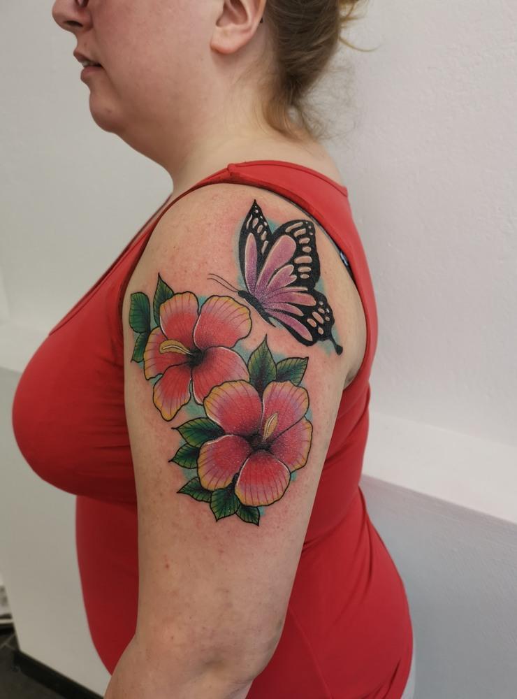 Katja Filtenborg Girnusskriver: ”Min senaste tatuering. Hibiskusar för att det är min favoritblomma och en lila fjäril för den fibromyalgi som jag ständigt lever och kämpar med”.