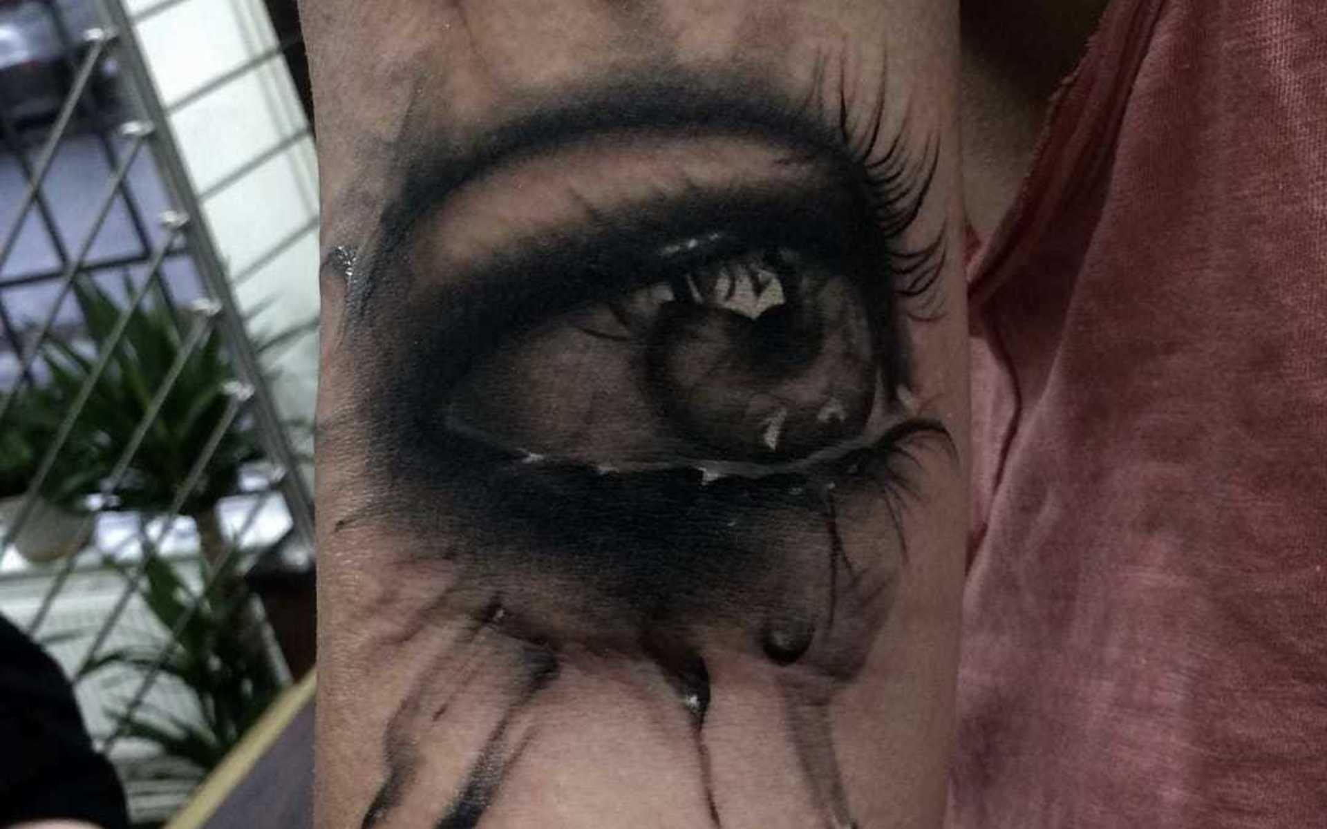 Noel Savelius har tatuerat in ett öga och skriver så här: ”Placeringen vi gjorde har gjort att den har blivit som en symbol för vakande öga över mina syskon som är tatuerade på armen längre ner”.