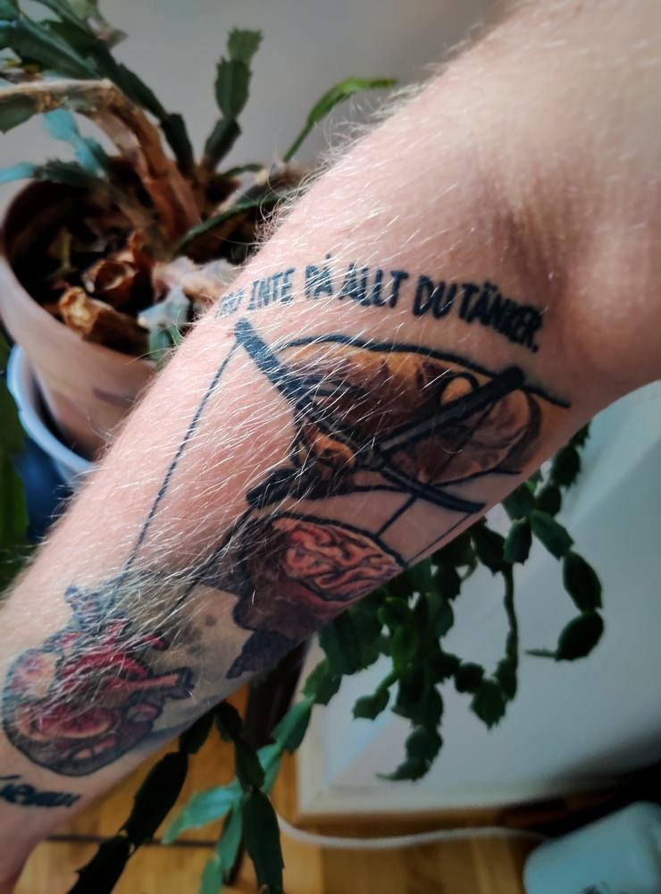 Marcus Pallvid har även tatuerat in ”Tro inte på allt du tänker”, ett citat av Björn N Lindblad. ”En ärlig påminnelse att bära med sig”, säger han själv om tatueringen.