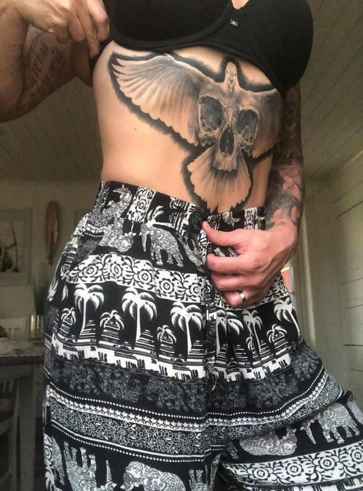 Emma Doverhäll har tatuerat in en ”dödskalleduva”.