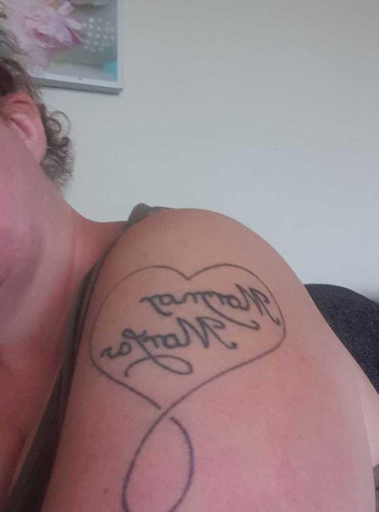 Mikaela Ekman har tatuerat ”mormor och morfar” på armen.