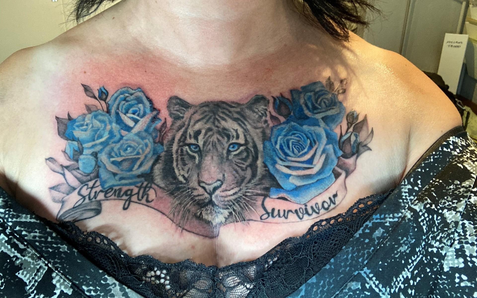 ”Jag har en tatuering som för mig symboliserar styrka. Min styrka. Jag är en överlevare!”, skriver Carita Marchini om sin tatuering.