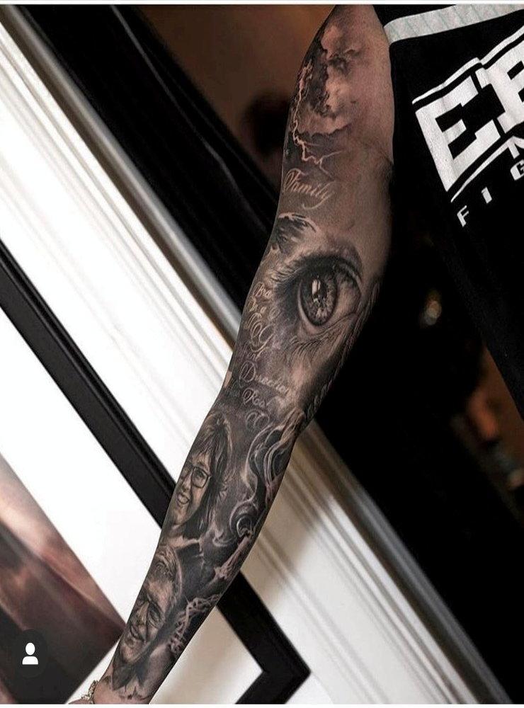 ...han har även en sleeve på armen. ”Armsleeven är gjord av Niki Norberg i Göteborg. Niki klassas som en av världens bästa tatuerare och är väldigt känd för sina realistiska tatueringar”, skriver Simon Bogren.