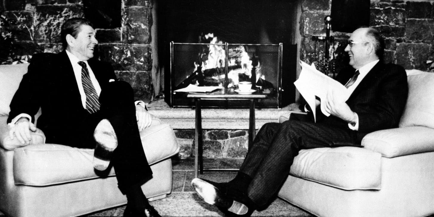 Ronald Reagan och Michail Gorbatjov vid brasan på Maison de Saussure i Genève den 19 november 1985. Hade de inte kommit så bra överens hade Gorbatjov kanske aldrig kastat fram den då lösa idé som skulle bli Iter.