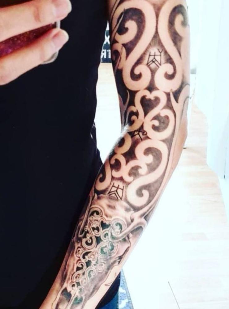 Evelina har en tatuering på sin andra arm också där hon hedrar sitt samiska ursprung: ”Renkranium och symbol av tre samiska gudinnor”, skriver hon.
