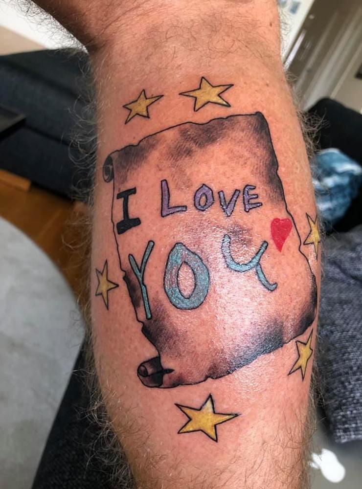 ”När man får en teckning av sin dotter o drar en kopia av den på vaden hos Danny Tattoo då blir de jäkligt bra och kommer alltid värma😊❤️👍🏼”, skriver Johan Neck om sin tatuering.