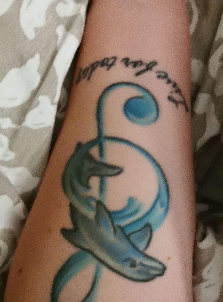...hon har även tatuerat in en delfin och en g-klav därför att ”Delfinen och G-klaven för att min stora dröm som liten var att bli delfinskötare och G-klaven är för mitt stora musikintresse som har en stor betydelse för mig.”