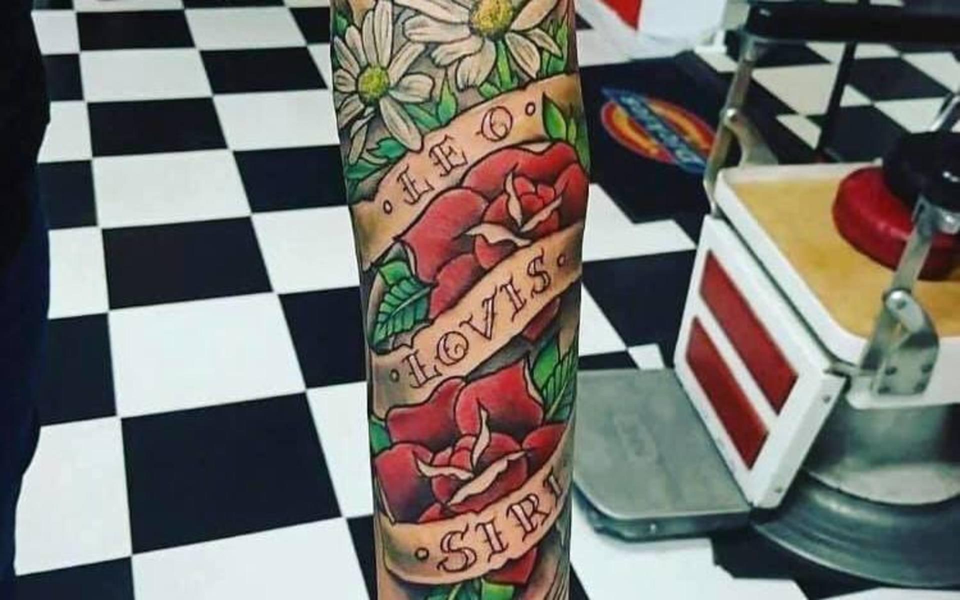 Anna Mattiasson har tatuerat in sina tre barns namn på armen.