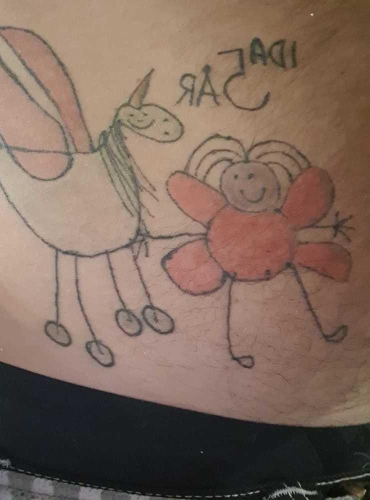 Robert Fransson har fått hjälp av sin femåriga dotter för att skapa den här tatueringen.