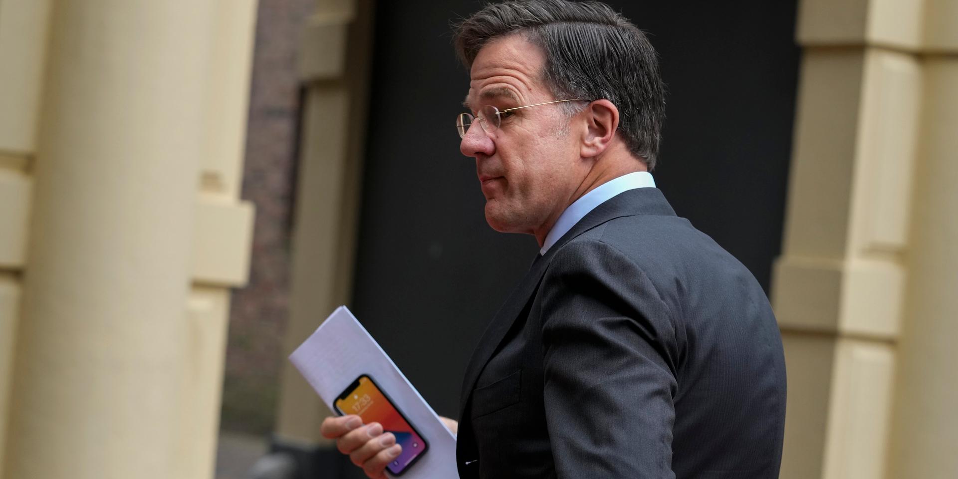 Nederländernas premiärminister Mark Rutte, här med sin nya telefon i torsdags.